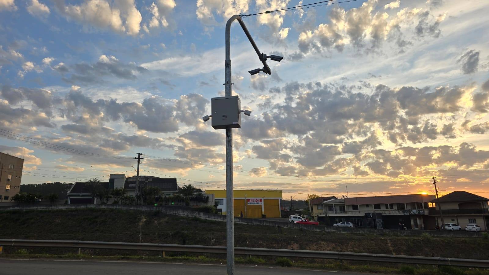 Poste com câmeras de videomonitoramento e leitura de placas (LPR) instalado à beira da rodovia em Imbaú (PR)